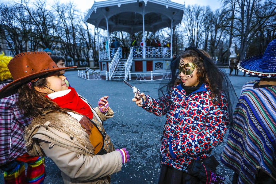 Como es tradición, esta fiesta ha dado el pistoletazo de salida a los carnavales con la ronda de coros infantiles por las calles y plazas de la capital alavesa