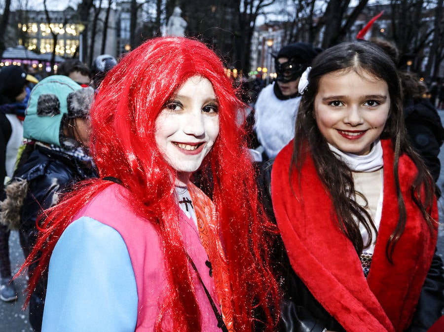 Como es tradición, esta fiesta ha dado el pistoletazo de salida a los carnavales con la ronda de coros infantiles por las calles y plazas de la capital alavesa