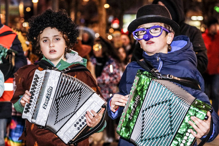 Como es tradición, esta fiesta ha dado el pistoletazo de salida a los carnavales con la ronda de coros infantiles por las calles y plazas de la capital alavesa