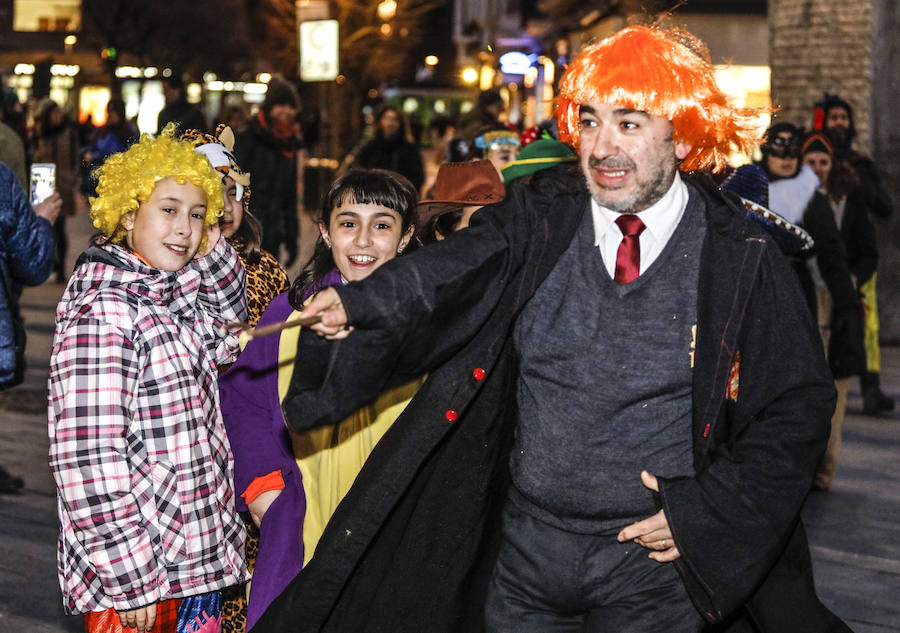 Como es tradición, esta fiesta ha dado el pistoletazo de salida a los carnavales con la ronda de coros infantiles por las calles y plazas de la capital alavesa