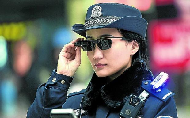 Una de las policías de Zhengzhou equipada con las gafas de reconocimiento facial. 