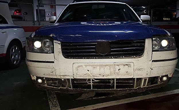 Segundo de los vehículos de la Ertzaintza que ha sufrido daños por las embestidas del vehículo conducido por el sospechoso.