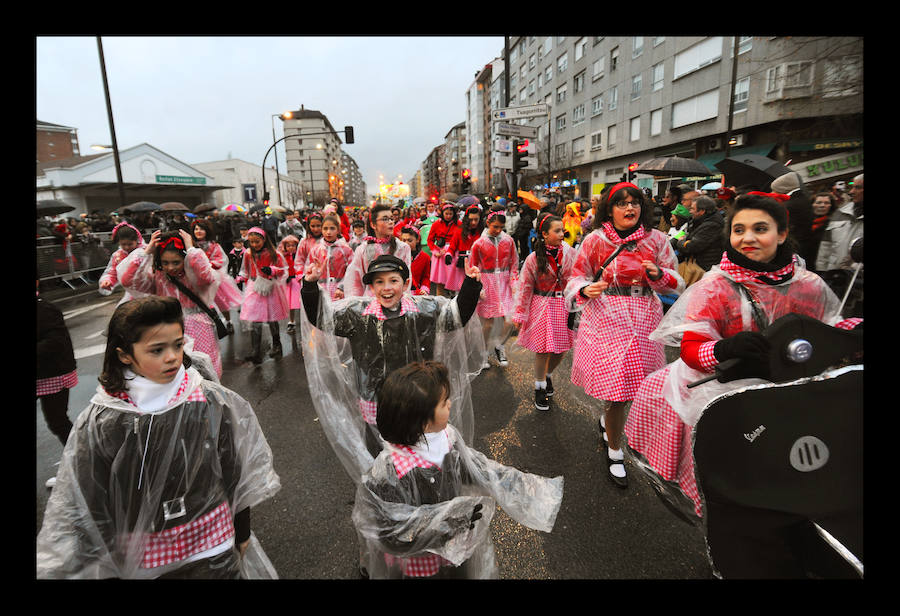 7.039 personas divididas en 25 comparsas desfilan este fin de semana por las calles de la capital alavesa en lo que supone un récord de participación, sin parangón en localidades cercanas.