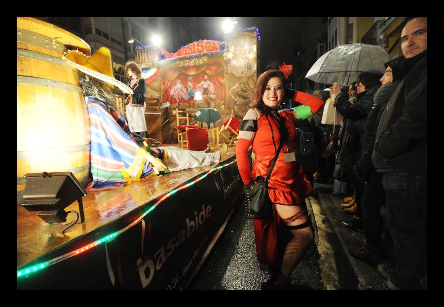 7.039 personas divididas en 25 comparsas desfilan este fin de semana por las calles de la capital alavesa en lo que supone un récord de participación, sin parangón en localidades cercanas.