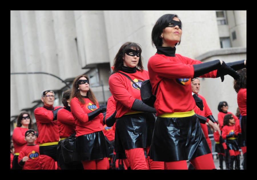 7.039 personas divididas en 25 comparsas desfilan este fin de semana por las calles de la capital alavesa en lo que supone un récord de participación, sin parangón en localidades cercanas.