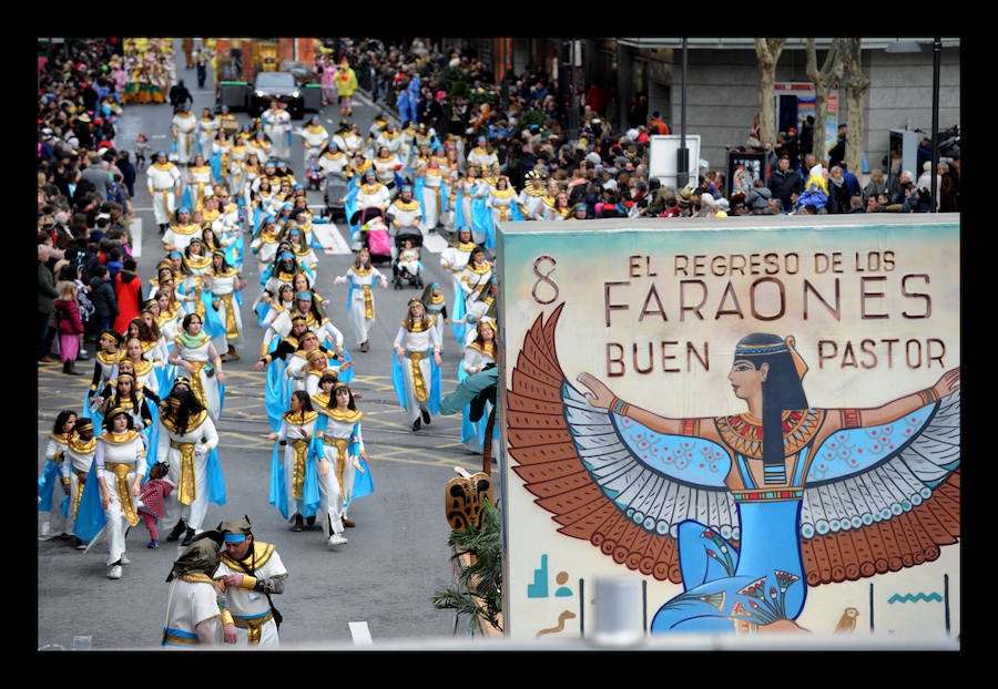 7.039 personas divididas en 25 comparsas desfilan este fin de semana por las calles de la capital alavesa en lo que supone un récord de participación, sin parangón en localidades cercanas.