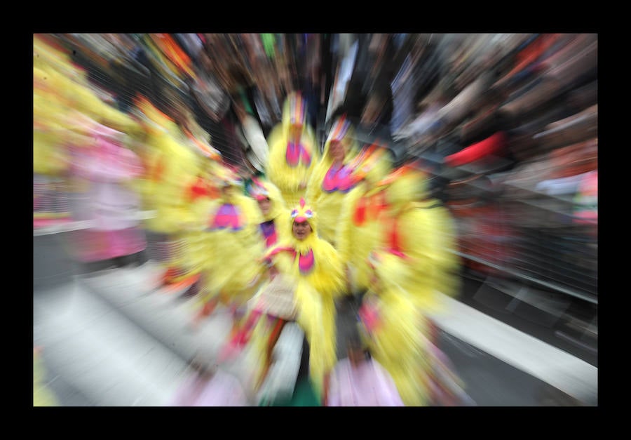 7.039 personas divididas en 25 comparsas desfilan este fin de semana por las calles de la capital alavesa en lo que supone un récord de participación, sin parangón en localidades cercanas.