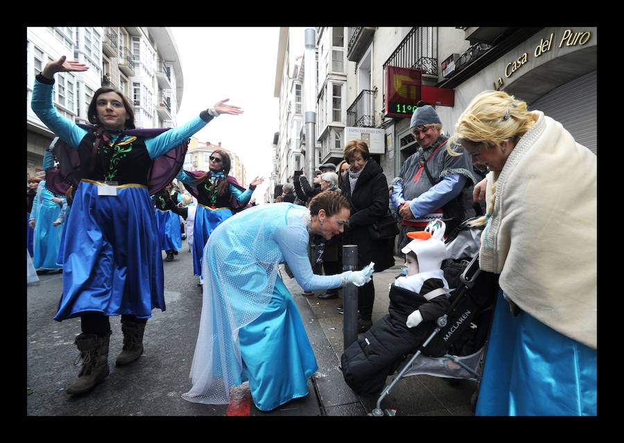 7.039 personas divididas en 25 comparsas desfilan este fin de semana por las calles de la capital alavesa en lo que supone un récord de participación, sin parangón en localidades cercanas.