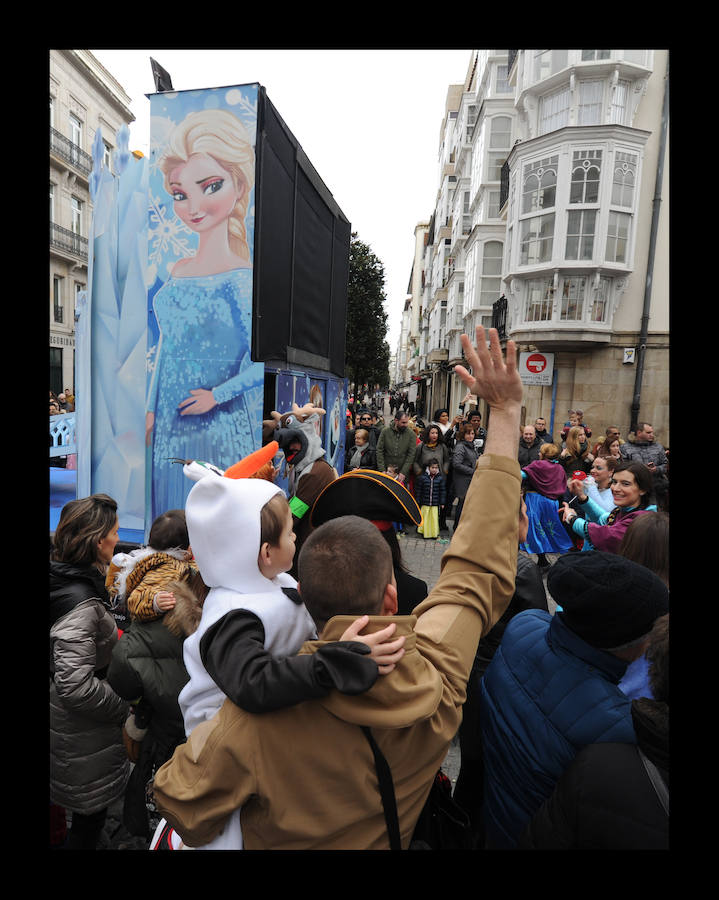 7.039 personas divididas en 25 comparsas desfilan este fin de semana por las calles de la capital alavesa en lo que supone un récord de participación, sin parangón en localidades cercanas.
