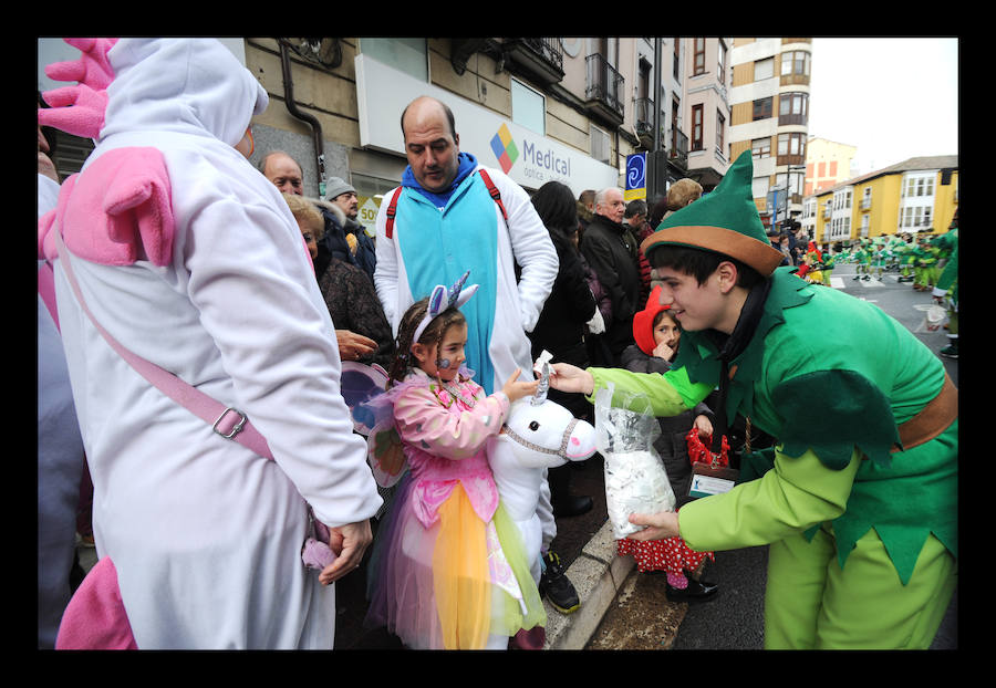 7.039 personas divididas en 25 comparsas desfilan este fin de semana por las calles de la capital alavesa en lo que supone un récord de participación, sin parangón en localidades cercanas.