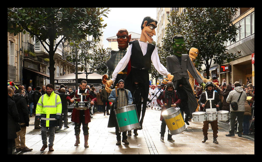 7.039 personas divididas en 25 comparsas desfilan este fin de semana por las calles de la capital alavesa en lo que supone un récord de participación, sin parangón en localidades cercanas.