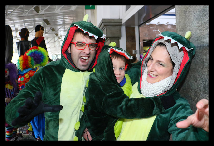 7.039 personas divididas en 25 comparsas desfilan este fin de semana por las calles de la capital alavesa en lo que supone un récord de participación, sin parangón en localidades cercanas.