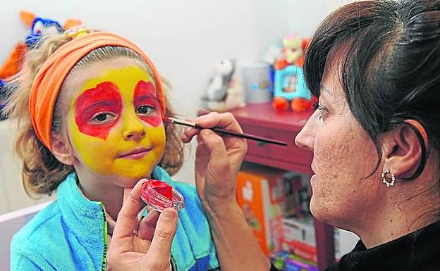 Susana maquilla a su hija.
