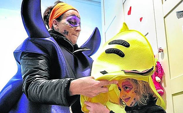 Las comparseras ultiman detalles antes de salir de casa.