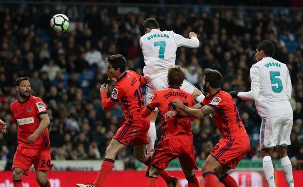 Cristiano Ronaldo cabecea para anotar su segundo gol. 