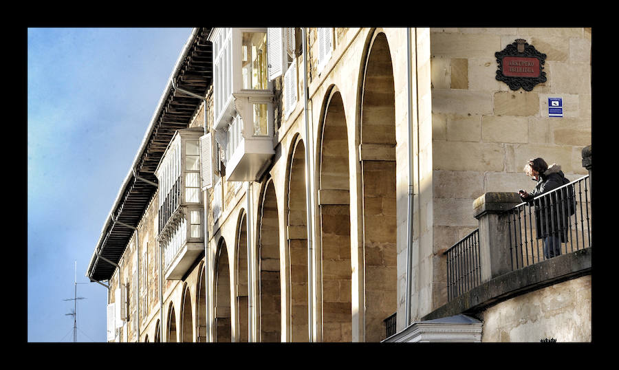 La capital alavesa conmemora el bicentenario de la muerte de su arquitecto más ilustre y generoso. Le encargaron una plaza y dio forma a la nueva ciudad