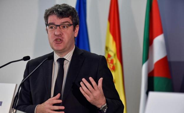 El ministro de Energía, Álvaro Nadal, durante el acto de hoy en Bilbao.
