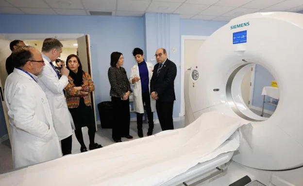 El consejero Darpón ha sido el encargado de presentar el escáner que reduce la radiación que recibe el paciente.