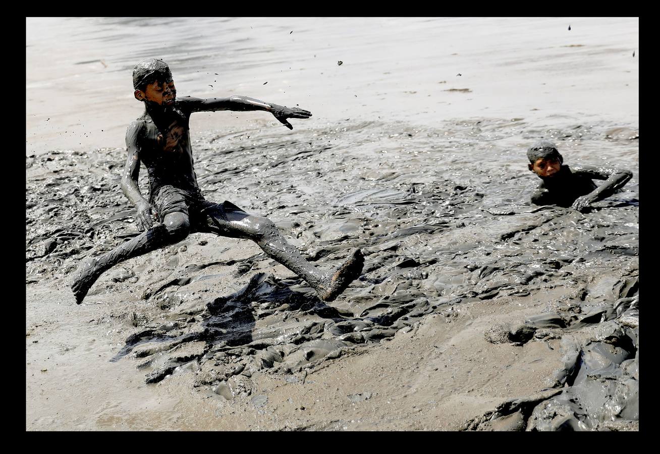 La fiesta 'Bloco de Lama', es una celebración en torno al barro que comenzó en la ciudad brasileña de Paraty, en 1986. Lo que comenzó como una diversión practicada por jóvenes, es en la actualidad todo un evento en la histórica ciudad ubicada a orillas de dos ríos, a 250 kilómetros de Río de Janeiro, que fue durante varios siglos sede del puerto exportador de oro más importante de Brasil. Envolverse en barro, dicen algunos participantes, elimina energías negativas y fluidos perniciosos y puede desarrollar la fantasía