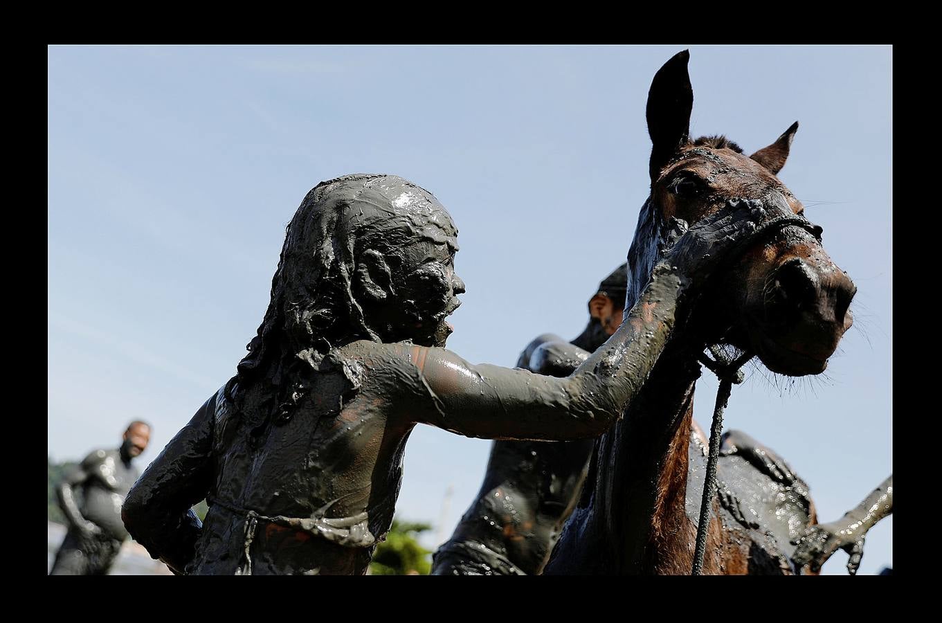 La fiesta 'Bloco de Lama', es una celebración en torno al barro que comenzó en la ciudad brasileña de Paraty, en 1986. Lo que comenzó como una diversión practicada por jóvenes, es en la actualidad todo un evento en la histórica ciudad ubicada a orillas de dos ríos, a 250 kilómetros de Río de Janeiro, que fue durante varios siglos sede del puerto exportador de oro más importante de Brasil. Envolverse en barro, dicen algunos participantes, elimina energías negativas y fluidos perniciosos y puede desarrollar la fantasía