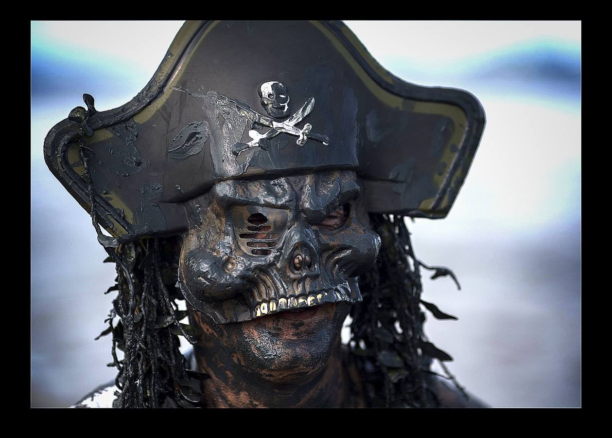 La fiesta 'Bloco de Lama', es una celebración en torno al barro que comenzó en la ciudad brasileña de Paraty, en 1986. Lo que comenzó como una diversión practicada por jóvenes, es en la actualidad todo un evento en la histórica ciudad ubicada a orillas de dos ríos, a 250 kilómetros de Río de Janeiro, que fue durante varios siglos sede del puerto exportador de oro más importante de Brasil. Envolverse en barro, dicen algunos participantes, elimina energías negativas y fluidos perniciosos y puede desarrollar la fantasía