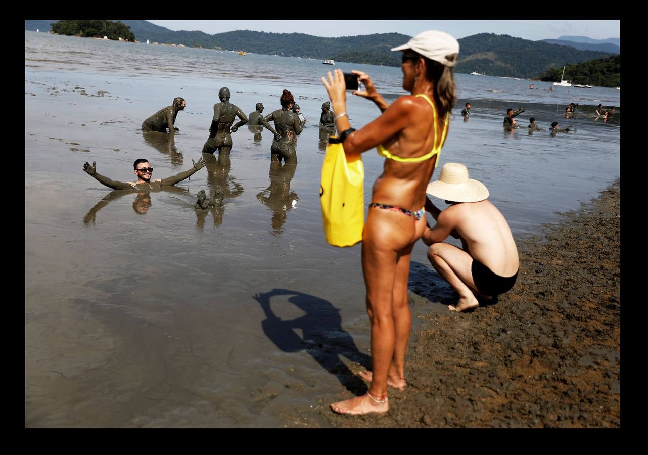 La fiesta 'Bloco de Lama', es una celebración en torno al barro que comenzó en la ciudad brasileña de Paraty, en 1986. Lo que comenzó como una diversión practicada por jóvenes, es en la actualidad todo un evento en la histórica ciudad ubicada a orillas de dos ríos, a 250 kilómetros de Río de Janeiro, que fue durante varios siglos sede del puerto exportador de oro más importante de Brasil. Envolverse en barro, dicen algunos participantes, elimina energías negativas y fluidos perniciosos y puede desarrollar la fantasía