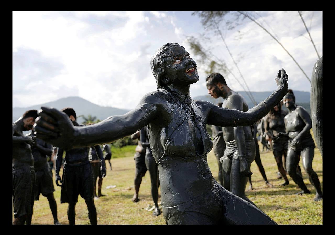 La fiesta 'Bloco de Lama', es una celebración en torno al barro que comenzó en la ciudad brasileña de Paraty, en 1986. Lo que comenzó como una diversión practicada por jóvenes, es en la actualidad todo un evento en la histórica ciudad ubicada a orillas de dos ríos, a 250 kilómetros de Río de Janeiro, que fue durante varios siglos sede del puerto exportador de oro más importante de Brasil. Envolverse en barro, dicen algunos participantes, elimina energías negativas y fluidos perniciosos y puede desarrollar la fantasía