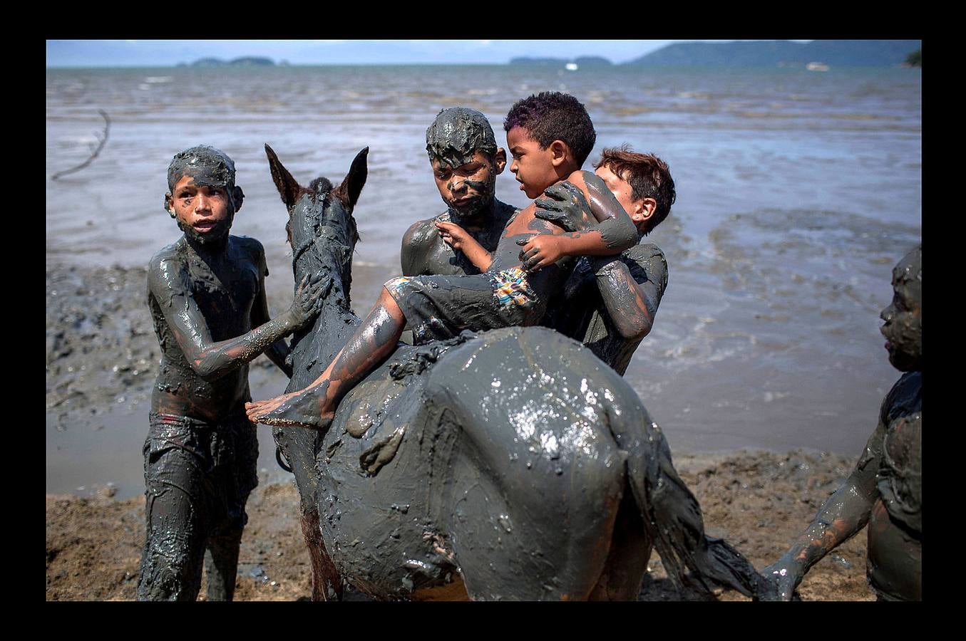 La fiesta 'Bloco de Lama', es una celebración en torno al barro que comenzó en la ciudad brasileña de Paraty, en 1986. Lo que comenzó como una diversión practicada por jóvenes, es en la actualidad todo un evento en la histórica ciudad ubicada a orillas de dos ríos, a 250 kilómetros de Río de Janeiro, que fue durante varios siglos sede del puerto exportador de oro más importante de Brasil. Envolverse en barro, dicen algunos participantes, elimina energías negativas y fluidos perniciosos y puede desarrollar la fantasía