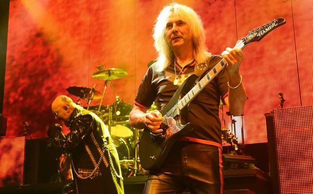 Glenn Tipton (d) y Rob Halford, durante una actuación. 