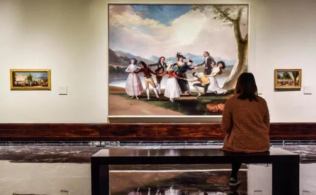 Una visitante observa un cuadro en la exposición 'Goya y la corte ilustrada'.