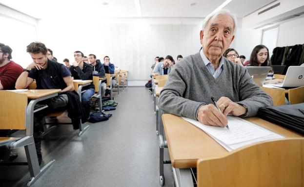 Miguel Castillo, durante una clase.