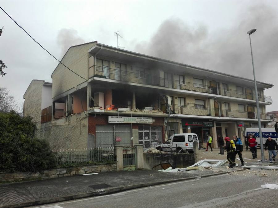 El estallido se ha producido cuando tres operarios realizaban una reparación en la casa de una mujer en Villasana de Mena, que  se ha llevado la peor parte al sufrir quemaduras y caer al piso inferior .