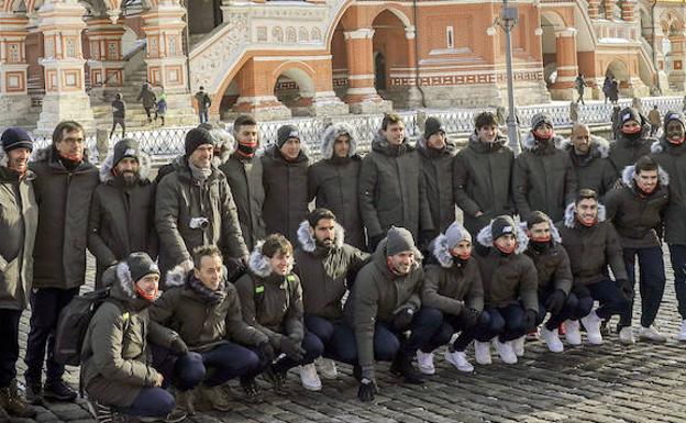 La plantilla del Athletic se hace una foto de familia ante la preciosa Catedral de San Basilio situada en la Plaza Roja de Moscú.