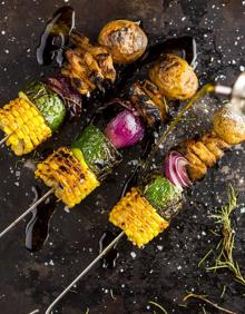 Imagen secundaria 2 - Los galardonados, durante la entrega de los premios que concede el Basque Culinary Center, y otras dos preparaciones de Heura: en ensalada y en brochetas.