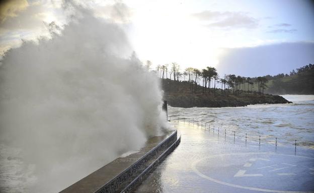 Una ola rompe en el espigón de Lekeitio.