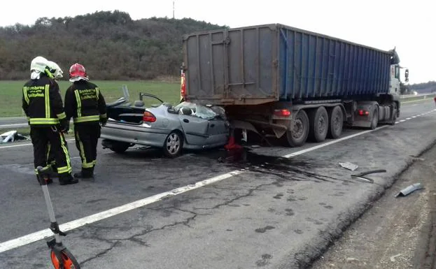 El accidente ha obligado a cortar la vía. 