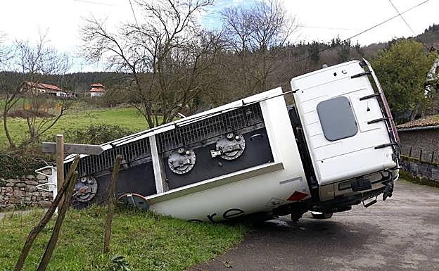 El camión volcado en Arakaldo. 