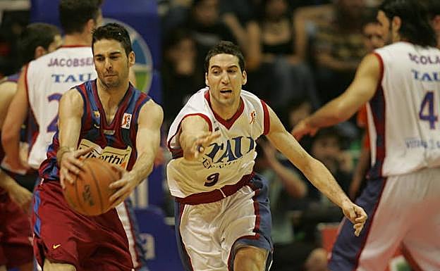 Navarro y Vidal disputan un balón durante la temporada 2006.