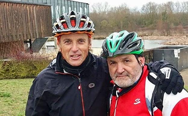 Jesús Calleja y Juanito Oiarzabal posan en los humedales de Salburua, en Vitoria.