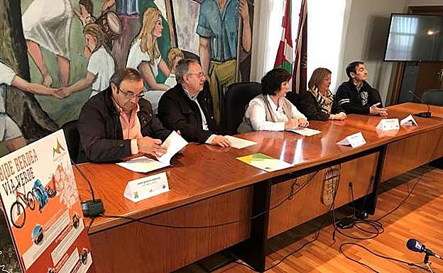 Los alcaldes, durante la firma del convenio. 