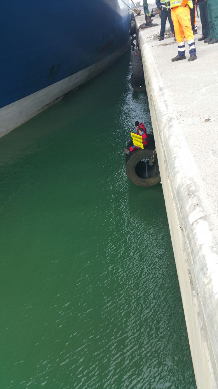 Protesta de Greenpeace en el Puerto de Bilbao