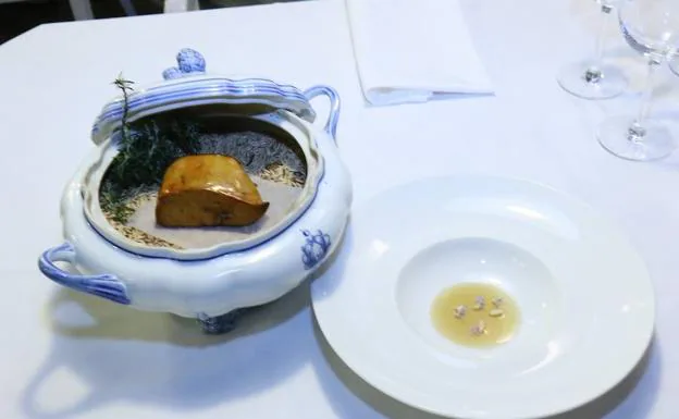 Álvaro Tobalina presenta el foie asado y ahumado en una veterana sopera, lo que añade suspense al plato con jugo de manitas y piñones que sirve antes.