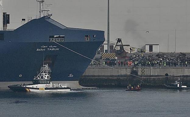 Uno de los activistas, colgado del barco Bahri Tabuk.