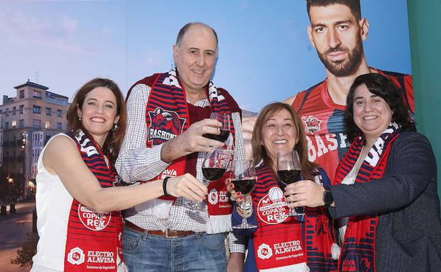 La teniente de Diputado General, Pilar García de Salazar, junto al presidente de Saski Baskonia, Josean Querejeta, acompañados por la Directora de Turismo del Gobierno Vasco, Maider Echevarría, y la concejala de Deportes del Ayuntamiento de Vitoria, Estíbaliz Canto.