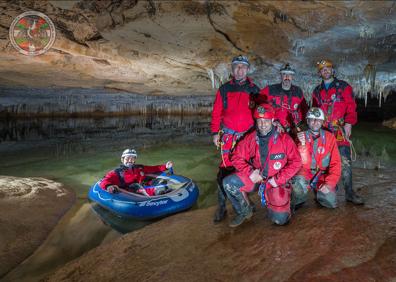 Imagen secundaria 1 - Arriba,sal del barrio de Mairulegorreta. Abajo izquierda, el grupo en Akuandi (falta Igor Villa). Abajo derecha, pozo de entrada a la cueva de el Alto de los Tiles, también en Entzia.