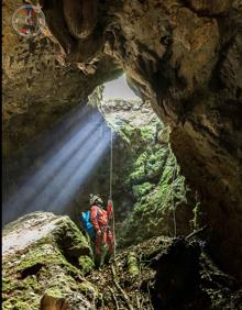 Imagen secundaria 2 - Arriba,sal del barrio de Mairulegorreta. Abajo izquierda, el grupo en Akuandi (falta Igor Villa). Abajo derecha, pozo de entrada a la cueva de el Alto de los Tiles, también en Entzia.