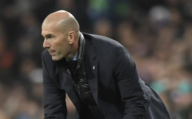 Zinedine Zidane, muy atento en el Villamarin. 