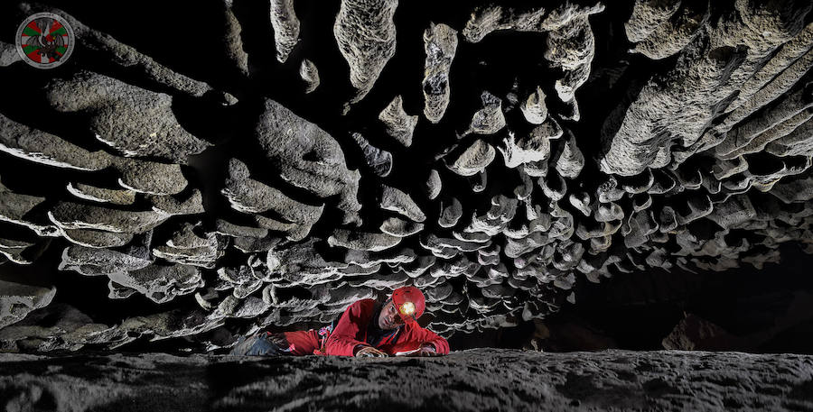 Los espeleofotógrafos alaveses de Ilunpe Art pueden pasar doce horas a decenas de metros de profundidad hasta lograr la imagen perfecta