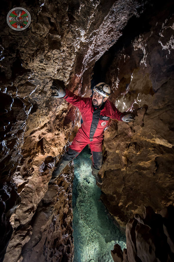 Los espeleofotógrafos alaveses de Ilunpe Art pueden pasar doce horas a decenas de metros de profundidad hasta lograr la imagen perfecta