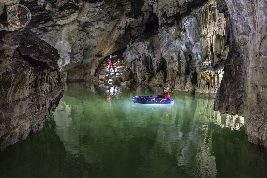 Los espeleofotógrafos alaveses de Ilunpe Art pueden pasar doce horas a decenas de metros de profundidad hasta lograr la imagen perfecta